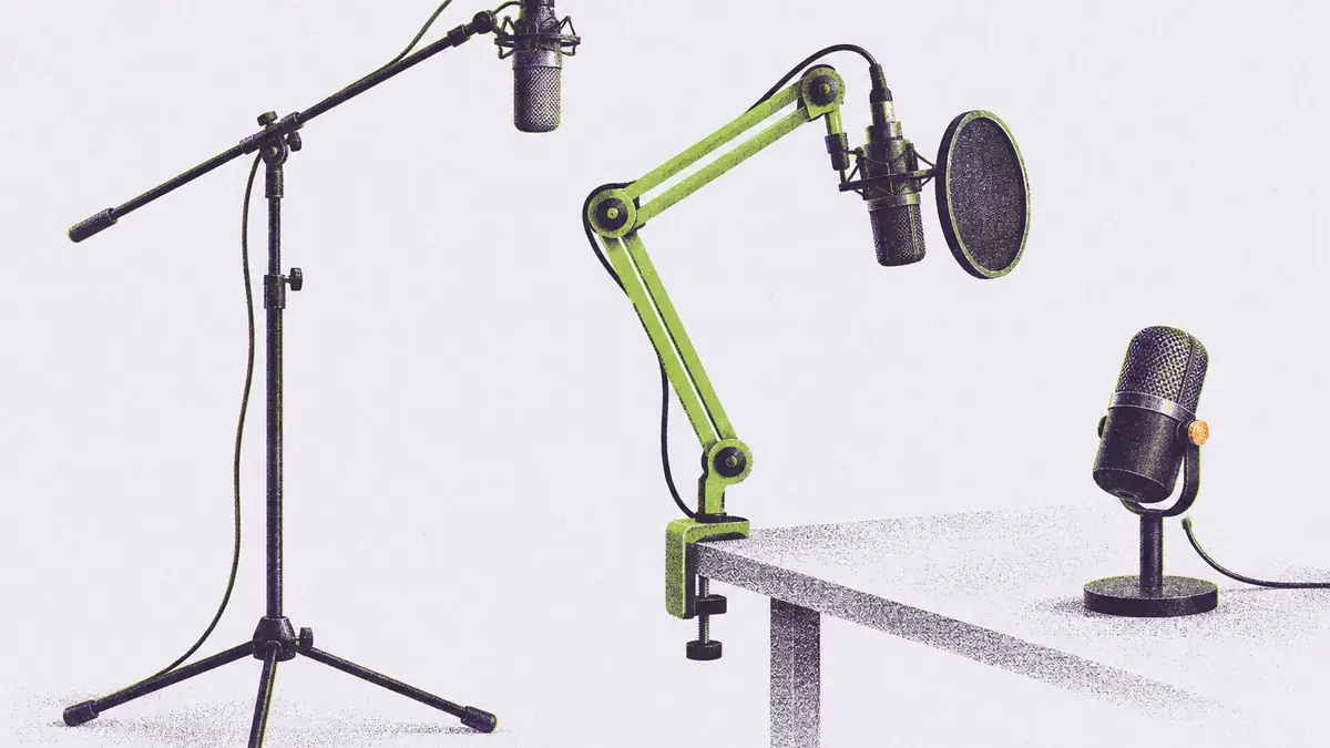 Un micro monté sur un bras articulé fixé au bord d'un bureau avec un filtre anti-pop